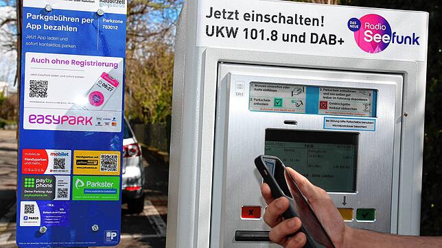 In Radolfzell können Autofahrer fürs Parken nun auch mit dem Handy bezahlen.