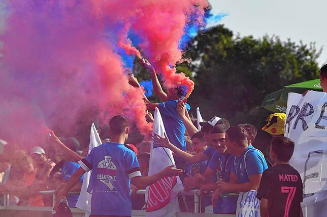 Blau und Rot: Die Junioren des VfB Waldshut sorgten vor dem Anpfiff für Farbtupfer in der Schmittenau.