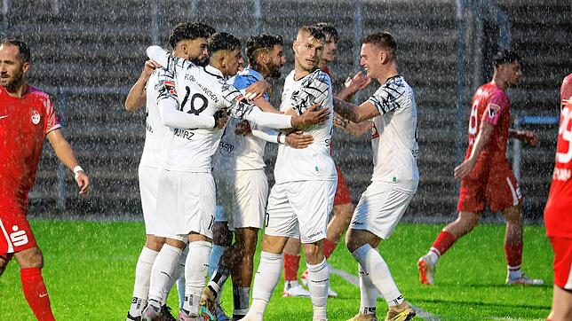Ein früher Jubel in Villingen bei strömendem Regen: Nach nicht einmal sechs Minuten bejubeln die Schwarzwälder gegen den Offenburger FV ...