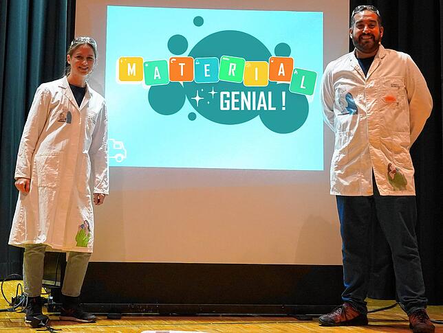 Nicole Zehender und Panos Tsalkatis begrüßen in der Stadthalle Wehr 170 Schüler zur Wissenschafts-Show.