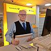 Frank Dick arbeitet in der Postbank-Filiale an der Marktstätte in Konstanz. Über den Warnstreik wurde er Montagabend informiert. Da die ...
