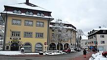 Unter anderem diese Gebäude in St. Blasien sollen für den neuen Schmidts Markt abgerissen werden. Bild: Christiane Sahli