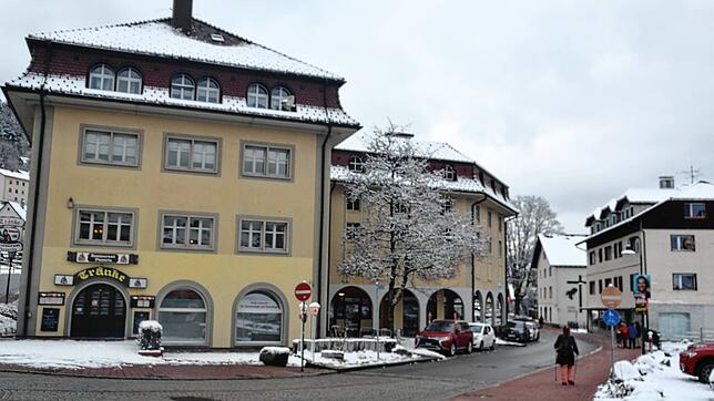 Unter anderem diese Gebäude in St. Blasien sollen für den neuen Schmidts Markt abgerissen werden. Bild: Christiane Sahli