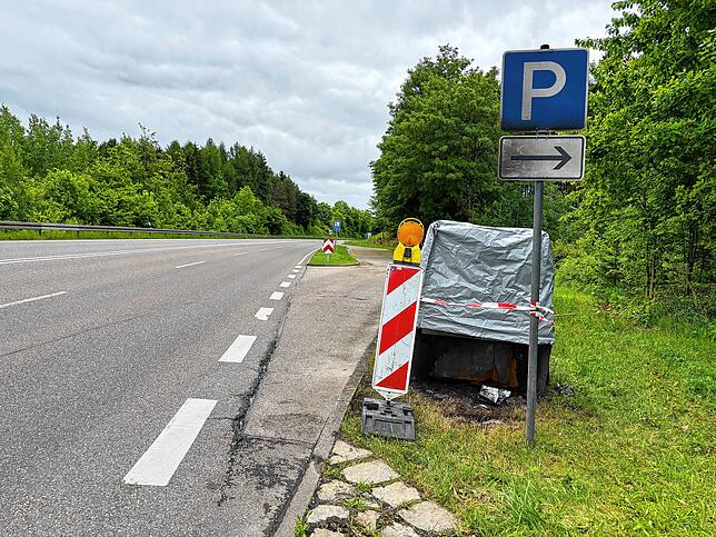 Auch die Feuerwehr konnte den mobilen Blitzer nicht mehr retten – jetzt wartet er auf den Abtransport.