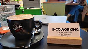Kaffee trinken und arbeiten, das Ganze in einer Gastronomie: Für viele Menschen ist das normal geworden.