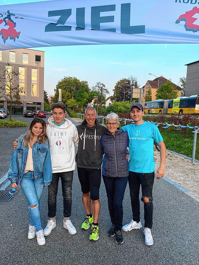 Am Ziel begrüßt ihn seine Familie: Antonella, die Freundin seines Sohnes Matteo, Frau Patrizia und Sohn Luca (von links).