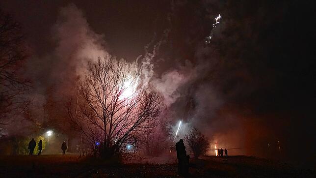 Eine Portion Nebel und reichlich Böller-Qualm: So sah der Jahreswechsel 2019/2020 an der östlichen Uferstraße in Friedrichshafen aus. In ...