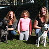 Tierheimleiterin Nicole Weber (von links), hier mit Hund Nino und Tochter Lucy, sowie die TSV-Vorsitzende Julia Bierbach (mit Hund Emma) ...