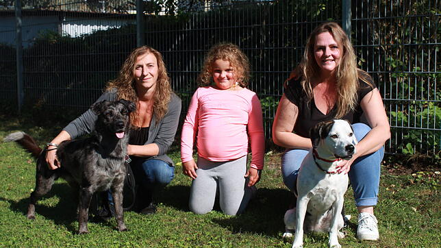 Tierheimleiterin Nicole Weber (von links), hier mit Hund Nino und Tochter Lucy, sowie die TSV-Vorsitzende Julia Bierbach (mit Hund Emma) ...