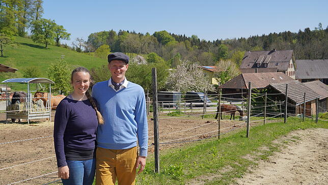 Lena und Laurenz Schmid fühlen sich nicht nur auf ihrem Hof wohl, sondern auch von der Gemeinde gut aufgenommen.