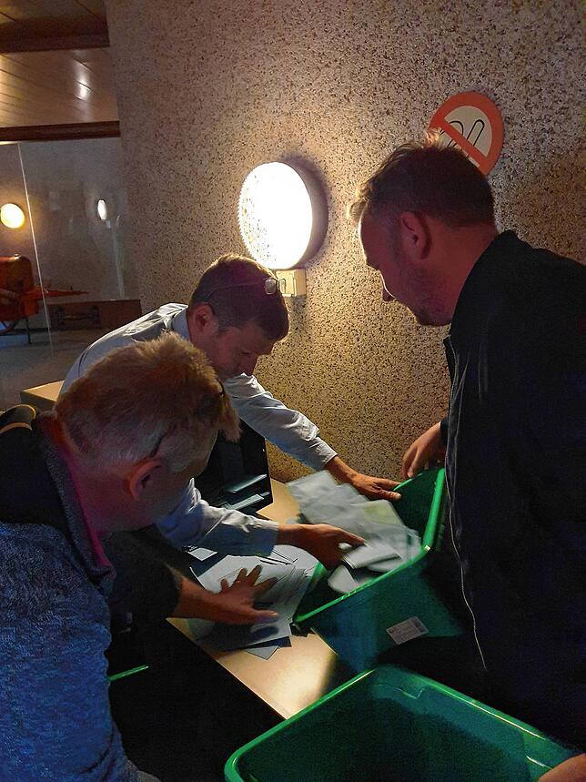 Die Urne mit den Briefwahlzetteln wir um 18.01 geleert.