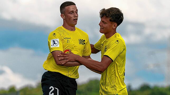 Torjubel bei Vladimir Biller (links) und Karlo Kuranyi. Beide trugen mit ihren Toren im Endspiel des Bitzer-Cups zum Villinger ...