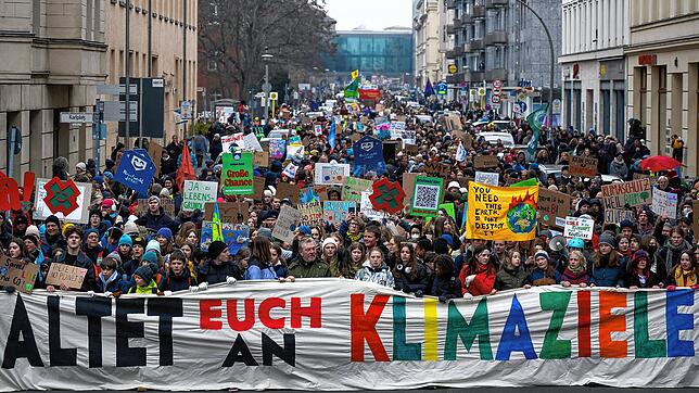 Teilnehmer der Demonstration von Fridays for Future halten ein Transparent mit der Aufschrift „Haltet euch an die Klimaziele“.