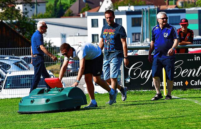 Eingefangen: Gemeinsam haben Patrick Netzhammer, Heiko Bürgin und Franz Ebner den ausgebüxten Mäher wieder gezähmt und sicher verstaut...