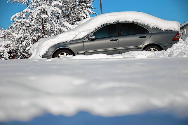 Überall sieht man Autos, versunken im Schnee.