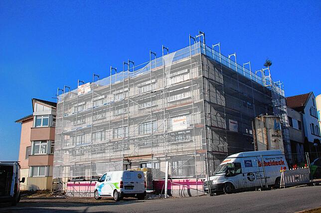 Die Baustelle des neuen Bettentrakts am Stockacher Krankenhaus von außen.