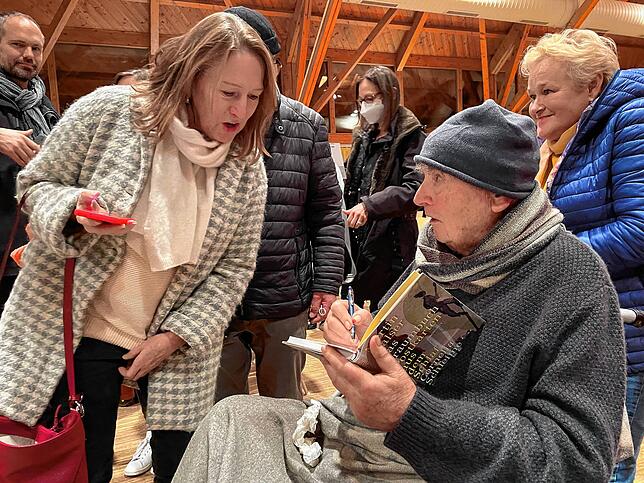 Schlange stehen mit Buch: Martin Walser schreibt für die Besucher persönliche Widmungen.