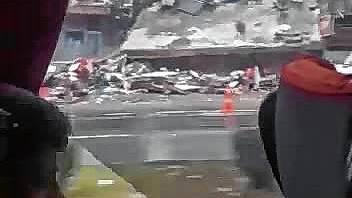 Auf einem Video, das die Redaktion Waldshut erreichte, sind aus einem Bus heraus zerstörte Gebäude in der Stadt Urfa (Türkei) zu erkennen.