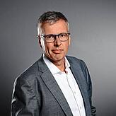 Holger Klein ist Vorstandschef der ZF. Er investiert Milliarden Euro in Zukunftstechnologien, aber er spart auch hart. In Deutschland ...