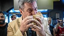 Markus Söder, Ministerpräsident von Bayern, inszeniert sich öffentlich gerne als Döner-Liebhaber.