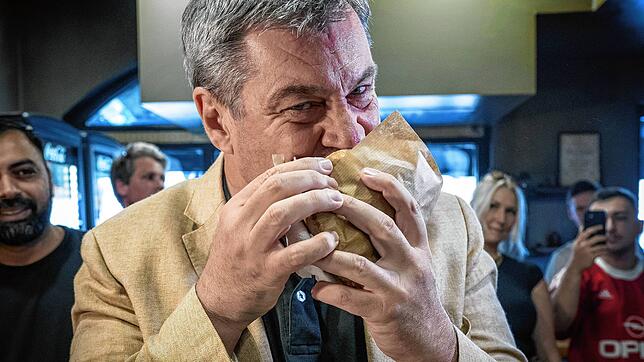 Markus Söder, Ministerpräsident von Bayern, inszeniert sich öffentlich gerne als Döner-Liebhaber.