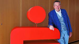 Martin Henkenius freut sich nach jahrzehntelanger erfolgreicher und erfüllender Tätigkeit bei der Sparkasse Pfullendorf-Meßkirch und ...