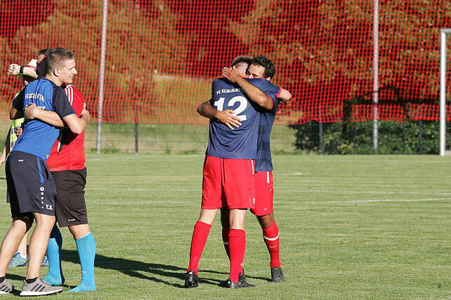 Bild 6: Der FC Schlüchttal feiert einen 5:2-Sieg gegen den TuS Lörrach-Stetten und den Bezirksliga-Aufstieg &ndash; wir haben die Bilder!