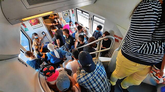 Ansturm auf die Schwarzwaldbahn Anfang Juni: Die Türen gingen kaum zu, so viele wollten mitfahren.
