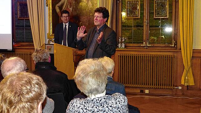 Kreisarchivar Edwin Ernst Weber (rechts) berichtete gestenreich aus der Wirtschaftsgeschichte der Stadt, gab sich aber bescheiden: ...