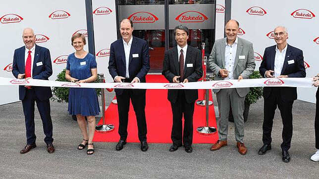 Dirk Oebels, Takeda-Standortleiter Singen, Staatssekretärin Franziska Brantner, Christophe Weber President und Chief Executive Officer ...