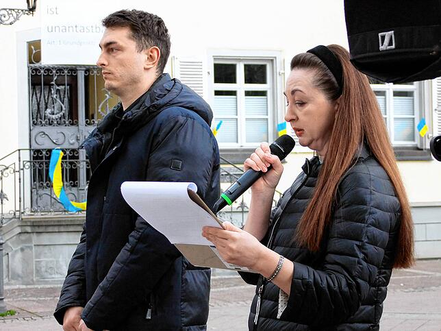 Iryna Shudra hielt zum zweiten Jahrestag ihre Rede in ukrainischer Sprache. Dmytro Subotnii übersetzte ihre Ansprache ins Deutsche.