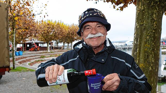 Michael Breuninger verkauft seit 1990 Glühwein auf dem Konstanzer Weihnachtsmarkt. Zum ersten Mal seit zehn Jahren erhöht er den Preis. ...