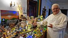 Pater Roman Brud ist stolz auf seine Modelleisenbahnanlage im Todtmooser Paulinerkloster.