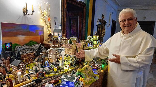 Pater Roman Brud ist stolz auf seine Modelleisenbahnanlage im Todtmooser Paulinerkloster.