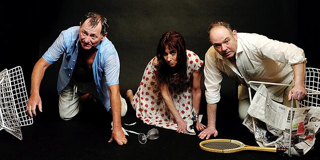 Klaus Elmer, Dorothea Baltzer und Dirk Deininger (von links) vom Tournee-Theater Stuttgart präsentieren die "Illusionen einer Ehe" am ...