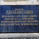 Auch diese Tafel verweist auf das historische Ereignis, welches sich anno 1417 vor dem Haus zum Hohen Hafen abgespielt hat.