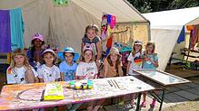 Beim Gauklermarkt im Zeltlager Benistobel warten (von links) Rosalie, Aanvi, Emma, Anina, Amelie, Marie, Sophia, Vennja und Philippa auf ...