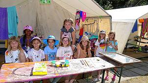 Beim Gauklermarkt im Zeltlager Benistobel warten (von links) Rosalie, Aanvi, Emma, Anina, Amelie, Marie, Sophia, Vennja und Philippa auf ...