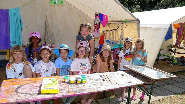 Beim Gauklermarkt im Zeltlager Benistobel warten (von links) Rosalie, Aanvi, Emma, Anina, Amelie, Marie, Sophia, Vennja und Philippa auf ...