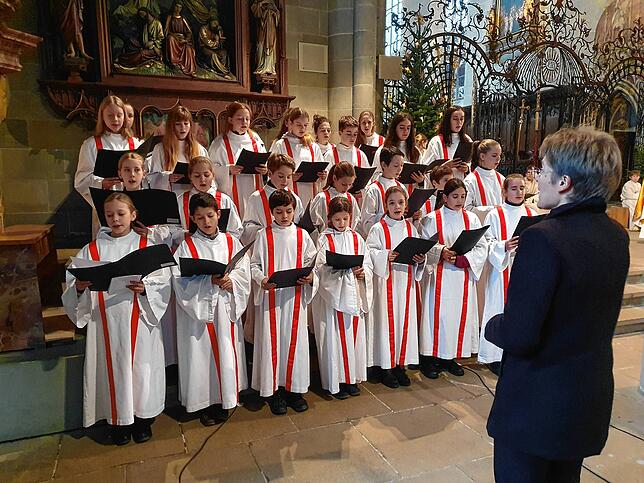 Weihnachten 2022 im Nikolausmünster in Überlingen. Kirchenmusikdirektorin Melanie Jäger-Waldau dirigiert die Jugendkantorei, die über ...