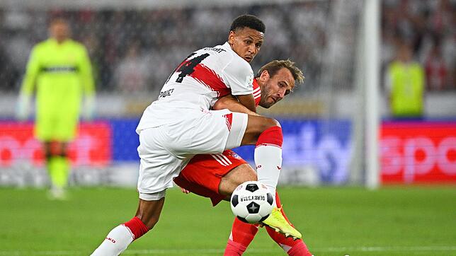 Luca Jaquez (l) passierte vor dem 0:1 ein Patzer, den Harry Kane (r) eiskalt ausnutzte.