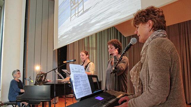 Das "Lobpreisteam" (von links) Martina Rickert, Ursel Losleben, Simone Dufner und Ursula Matt-Pfeifer spielt beim Gottesdienst der ...