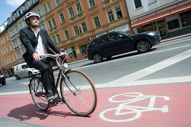Roter «Teppich» für Radler: Doch ein eigener Weg ist kein Freibrief. Fahrradfahrer müssen sich im Straßenverkehr an viele Regeln halten.
