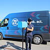 Sieht gewöhnungsbedürftig aus, soll dem Fahrer des Lieferwagens aber helfen: Eine Virtual-Reality-Brille.