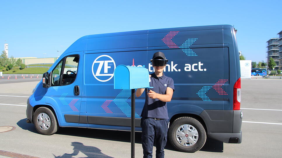 ZF Autonomer Liefervan Sieht gewöhnungsbedürftig aus, soll dem Fahrer des Lieferwagens aber helfen: Eine Virtual-Reality-Brille.