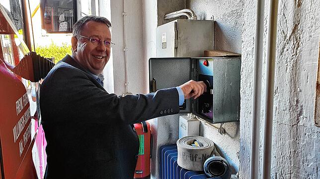 Ortsvorsteher Martin Straßacker gibt um 11.15 Uhr Entwarnung. Die Sirene heult nach der Aktivierung eine Minute lang mit Dauerton und ...