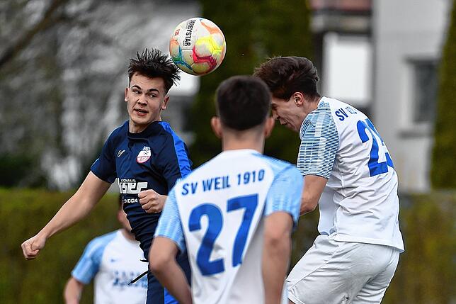 Engagiert: Der A-Jugendliche Anton Klingmann (links) gibt sein Bestes und setzt sich hier im Kopfballduell durch.