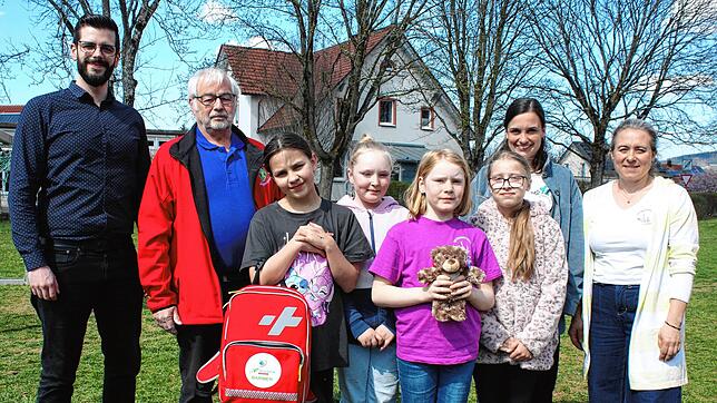 In der Ostbaarschule wird für das Juniorhelferprogramm der Erste-Hilfe-Rucksack übergeben. Von links Robin Donato Vecchio (Barmer), ...