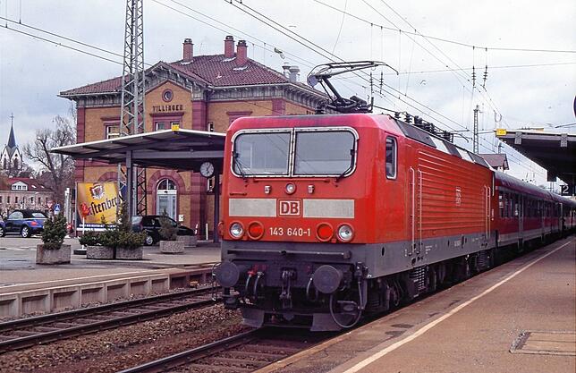 Nach der Wende 1989 werden viele Züge auch von elektrischen Lokomotiven aus DDR-Produktion auf der Schwarzwaldbahn gezogen.