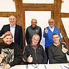 Sie halten das Zepter des Stettener Sommertheaters in der Hand. Im Vordergrund (von links) das neu formierte Trio mit Autor Jeremias ...